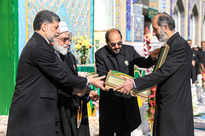 تصاویر/ آیین تعویض پرچم گنبد منور رضوی در روز میلاد امام رضا (علیه‌السلام)