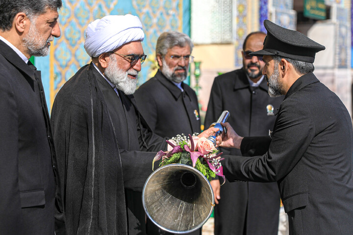 تصاویر/ آیین تعویض پرچم گنبد منور رضوی در روز میلاد امام رضا (علیه‌السلام)