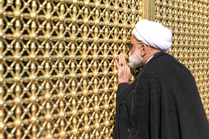 تصاویر/ آیین تعویض پرچم گنبد منور رضوی در روز میلاد امام رضا (علیه‌السلام)