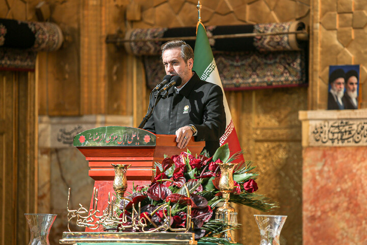 تصاویر/ آیین تعویض پرچم گنبد منور رضوی در روز میلاد امام رضا (علیه‌السلام)