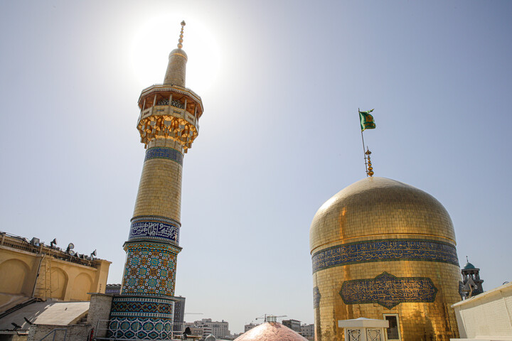 تصاویر/ آیین تعویض پرچم گنبد منور رضوی در روز میلاد امام رضا (علیه‌السلام)