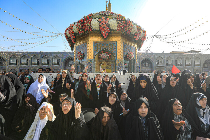 تصاویر/ آیین تعویض پرچم گنبد منور رضوی در روز میلاد امام رضا (علیه‌السلام)