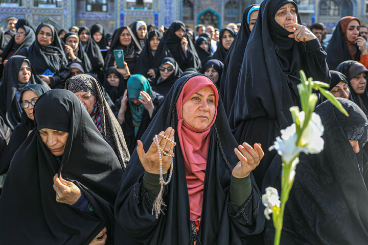 تصاویر/ آیین تعویض پرچم گنبد منور رضوی در روز میلاد امام رضا (علیه‌السلام)