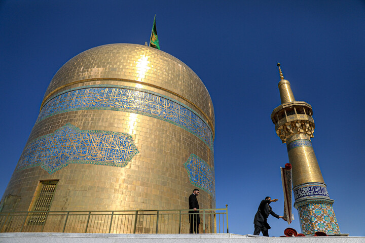 تصاویر/ آیین تعویض پرچم گنبد منور رضوی در روز میلاد امام رضا (علیه‌السلام)