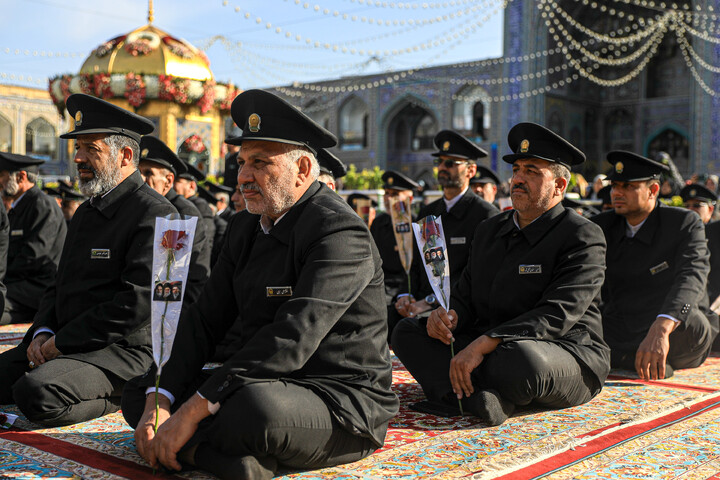 تصاویر/ آیین تعویض پرچم گنبد منور رضوی در روز میلاد امام رضا (علیه‌السلام)