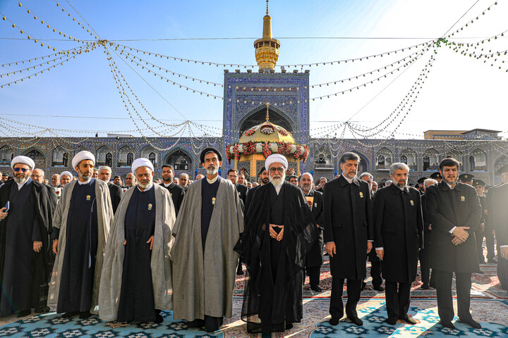 تصاویر/ آیین تعویض پرچم گنبد منور رضوی در روز میلاد امام رضا (علیه‌السلام)
