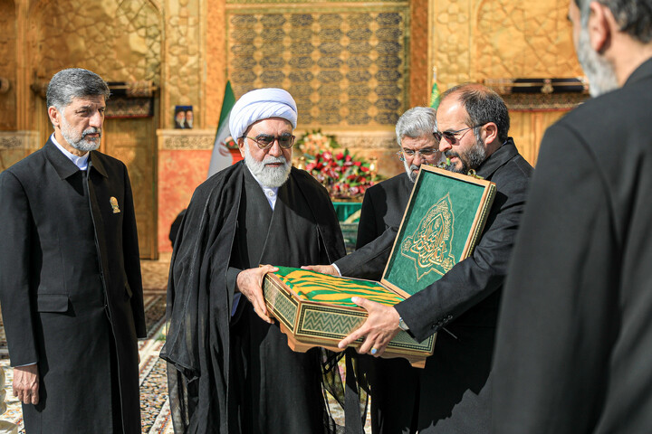 تصاویر/ آیین تعویض پرچم گنبد منور رضوی در روز میلاد امام رضا (علیه‌السلام)