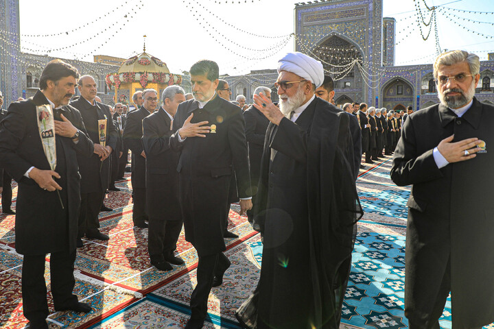 تصاویر/ آیین تعویض پرچم گنبد منور رضوی در روز میلاد امام رضا (علیه‌السلام)