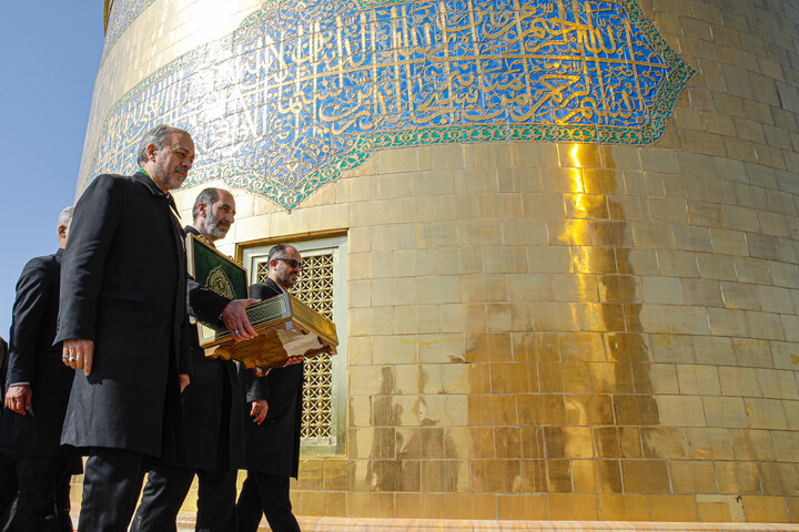 تصاویر/ آیین تعویض پرچم گنبد منور رضوی در روز میلاد امام رضا (علیه‌السلام)