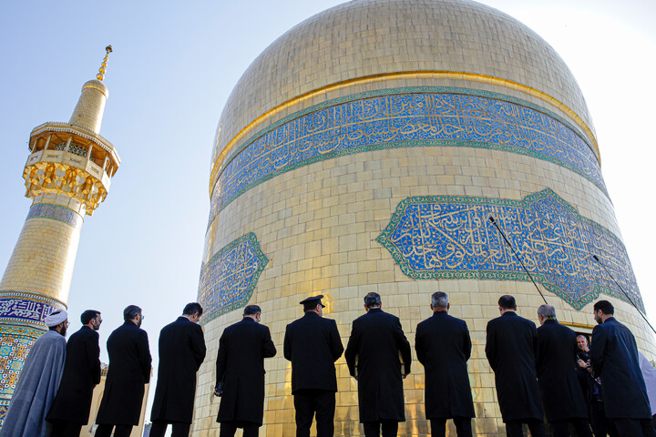 تصاویر/ آیین تعویض پرچم گنبد منور رضوی در روز میلاد امام رضا (علیه‌السلام)