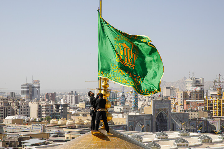 تصاویر/ آیین تعویض پرچم گنبد منور رضوی در روز میلاد امام رضا (علیه‌السلام)