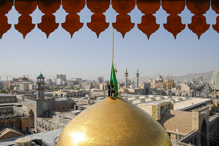 تصاویر/ آیین تعویض پرچم گنبد منور رضوی در روز میلاد امام رضا (علیه‌السلام)