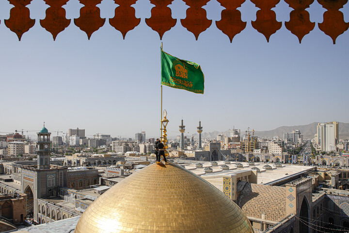 تصاویر/ آیین تعویض پرچم گنبد منور رضوی در روز میلاد امام رضا (علیه‌السلام)