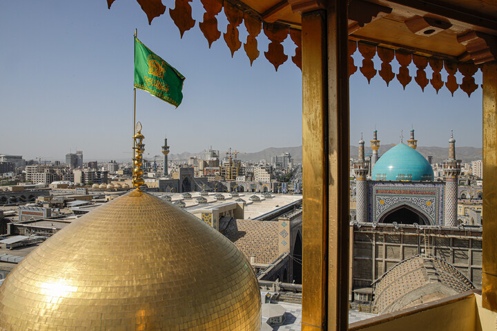 تصاویر/ آیین تعویض پرچم گنبد منور رضوی در روز میلاد امام رضا (علیه‌السلام)