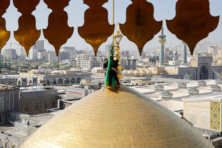 تصاویر/ آیین تعویض پرچم گنبد منور رضوی در روز میلاد امام رضا (علیه‌السلام)