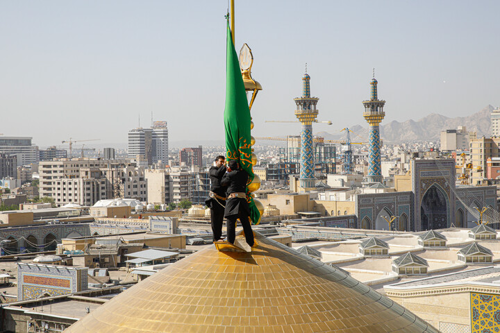 تصاویر/ آیین تعویض پرچم گنبد منور رضوی در روز میلاد امام رضا (علیه‌السلام)