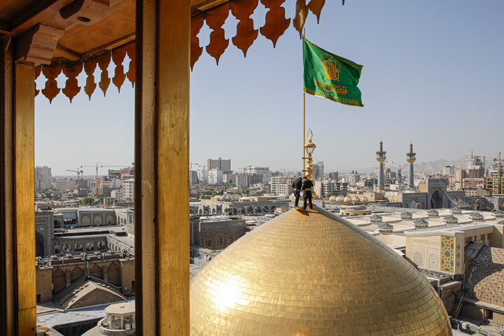 تصاویر/ آیین تعویض پرچم گنبد منور رضوی در روز میلاد امام رضا (علیه‌السلام)