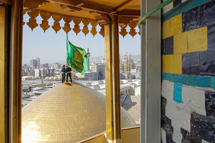 تصاویر/ آیین تعویض پرچم گنبد منور رضوی در روز میلاد امام رضا (علیه‌السلام)
