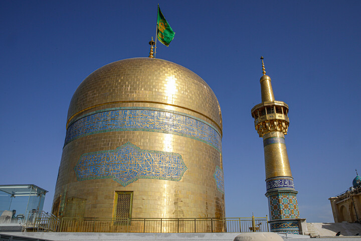 تصاویر/ آیین تعویض پرچم گنبد منور رضوی در روز میلاد امام رضا (علیه‌السلام)