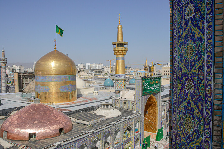 تصاویر/ آیین تعویض پرچم گنبد منور رضوی در روز میلاد امام رضا (علیه‌السلام)