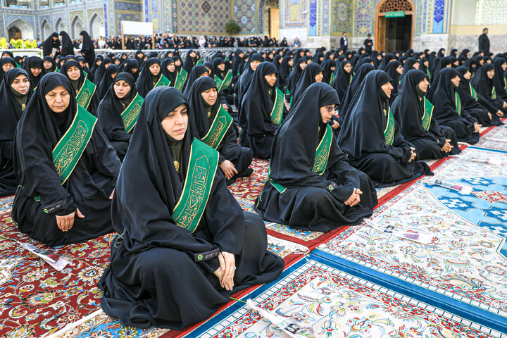 تصاویر/ آیین تعویض پرچم گنبد منور رضوی در روز میلاد امام رضا (علیه‌السلام)