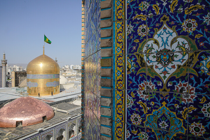 تصاویر/ آیین تعویض پرچم گنبد منور رضوی در روز میلاد امام رضا (علیه‌السلام)