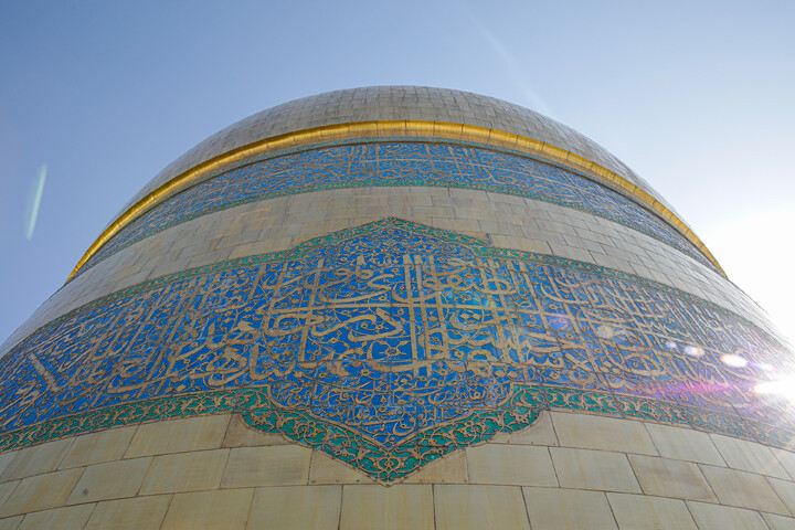 تصاویر/ آیین تعویض پرچم گنبد منور رضوی در روز میلاد امام رضا (علیه‌السلام)