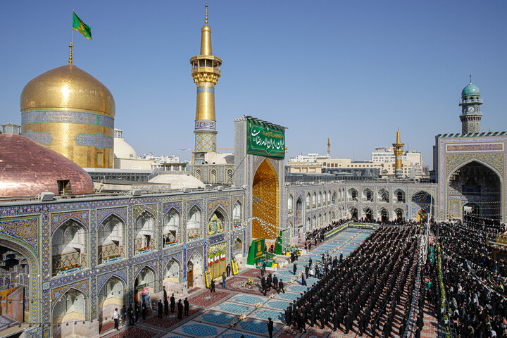 تصاویر/ آیین تعویض پرچم گنبد منور رضوی در روز میلاد امام رضا (علیه‌السلام)