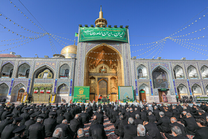 تصاویر/ آیین تعویض پرچم گنبد منور رضوی در روز میلاد امام رضا (علیه‌السلام)