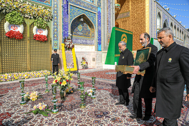 تصاویر/ آیین تعویض پرچم گنبد منور رضوی در روز میلاد امام رضا (علیه‌السلام)