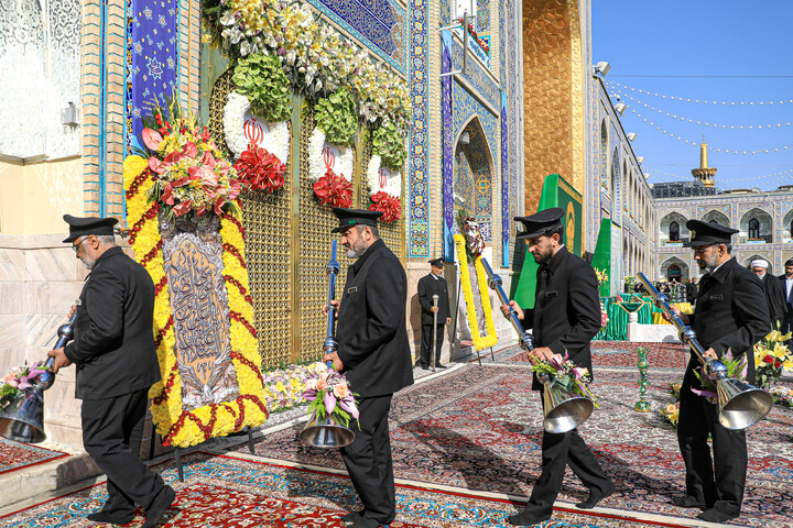 تصاویر/ آیین تعویض پرچم گنبد منور رضوی در روز میلاد امام رضا (علیه‌السلام)