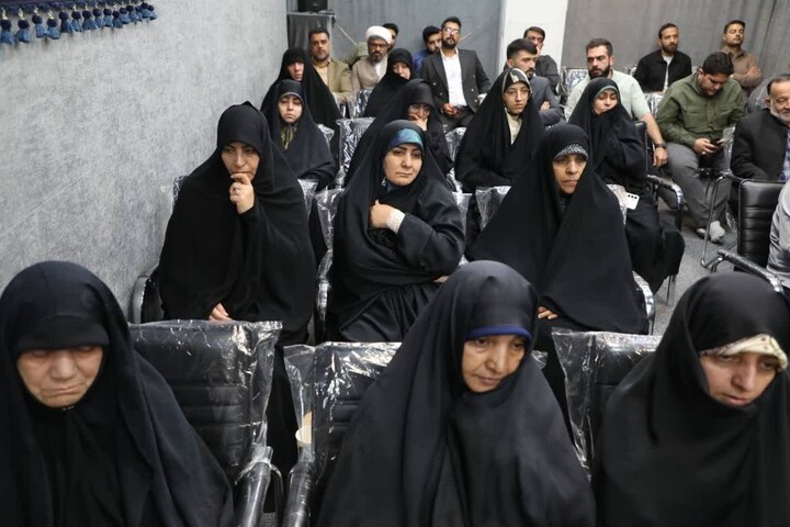 تصاویر/ دیدار جمعی از مداحان اهل‌بیت(ع) استان سمنان با نماینده ولی فقیه در استان به مناسبت میلاد امام رضا(ع)