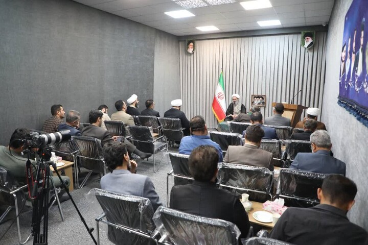 تصاویر/ دیدار جمعی از مداحان اهل‌بیت(ع) استان سمنان با نماینده ولی فقیه در استان به مناسبت میلاد امام رضا(ع)