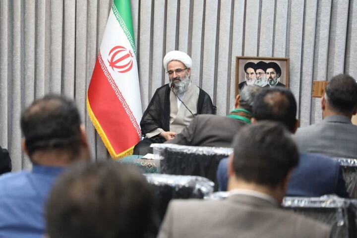 تصاویر/ دیدار جمعی از مداحان اهل‌بیت(ع) استان سمنان با نماینده ولی فقیه در استان به مناسبت میلاد امام رضا(ع)