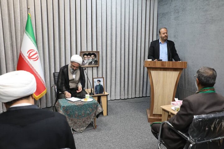 تصاویر/ دیدار جمعی از مداحان اهل‌بیت(ع) استان سمنان با نماینده ولی فقیه در استان به مناسبت میلاد امام رضا(ع)