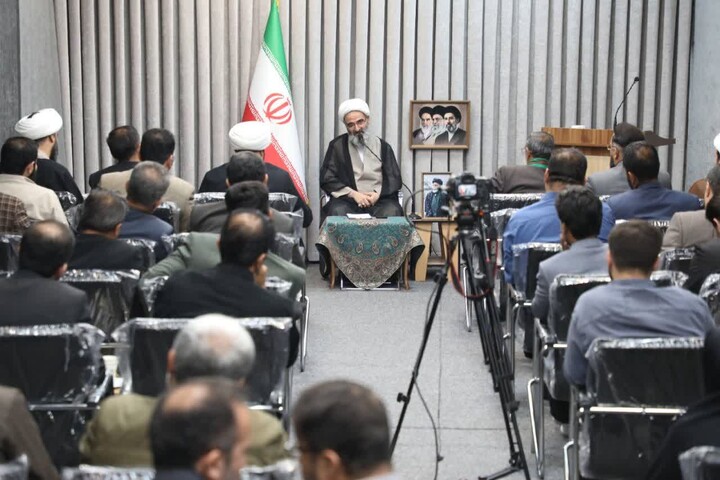 تصاویر/ دیدار جمعی از مداحان اهل‌بیت(ع) استان سمنان با نماینده ولی فقیه در استان به مناسبت میلاد امام رضا(ع)