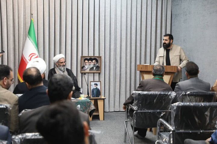 تصاویر/ دیدار جمعی از مداحان اهل‌بیت(ع) استان سمنان با نماینده ولی فقیه در استان به مناسبت میلاد امام رضا(ع)