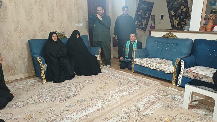 تصاویر/حضور خادمان بارگاه ملکوتی امام رضا (ع)در منزل شهید ناروئی در زرندیه