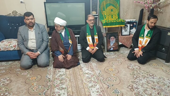 تصاویر/حضور خادمان بارگاه ملکوتی امام رضا (ع)در منزل شهید ناروئی در زرندیه
