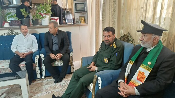 تصاویر/حضور خادمان بارگاه ملکوتی امام رضا (ع)در منزل شهید ناروئی در زرندیه