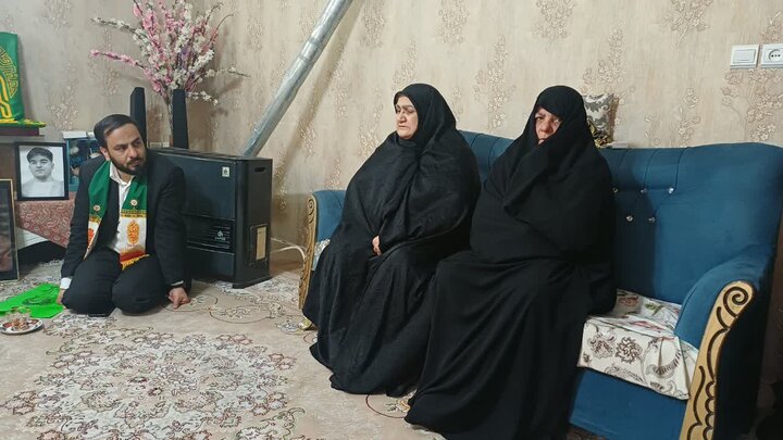 تصاویر/حضور خادمان بارگاه ملکوتی امام رضا (ع)در منزل شهید ناروئی در زرندیه