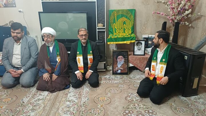 تصاویر/حضور خادمان بارگاه ملکوتی امام رضا (ع)در منزل شهید ناروئی در زرندیه