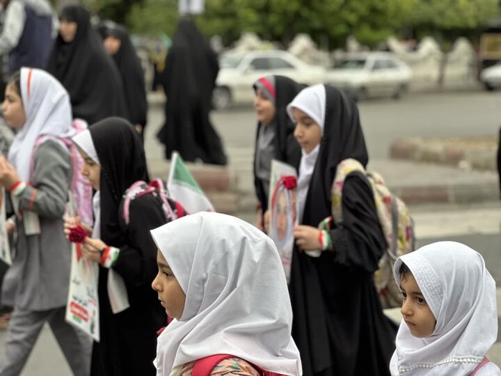 تصاویر/ رزمایش امروز دانش آموزان دبستان مبین شهرستان بابل به یاد دانش آموزان میناب