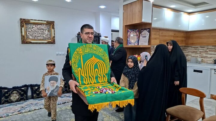 تصاویر/ دیدار خدام رضوی با خانواده شهید فراجا