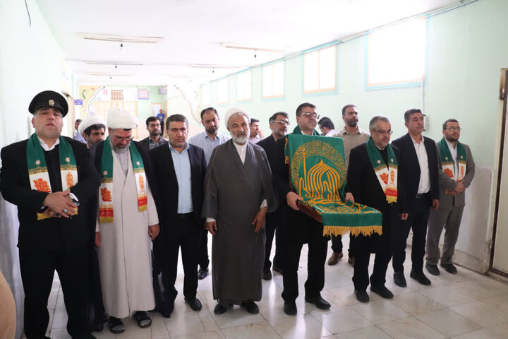 تصاویر/ دیدار خادمان امام رضا(ع) با زندانیان