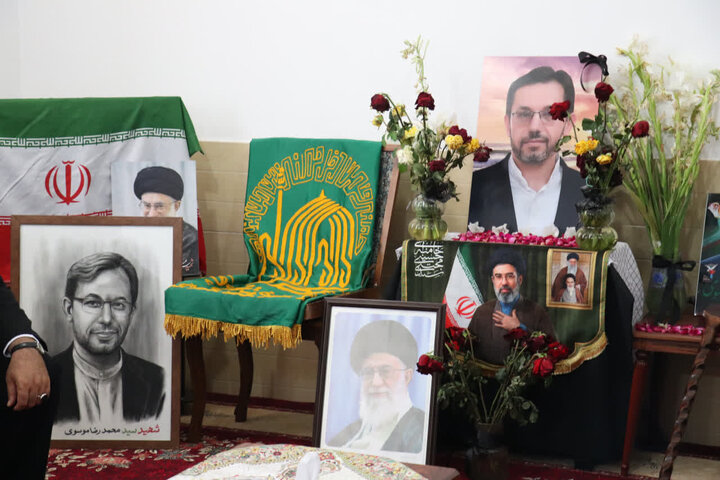 تصاویر/ دیدار خدام رضوی با خانواده شهید سید محمدرضا موسوی
