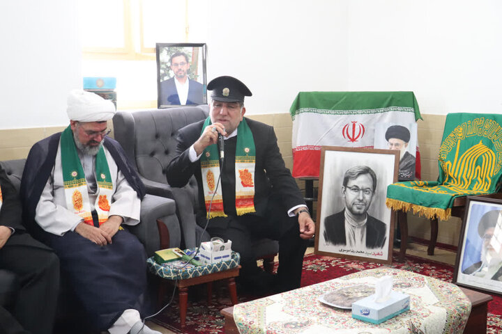 تصاویر/ دیدار خدام رضوی با خانواده شهید سید محمدرضا موسوی