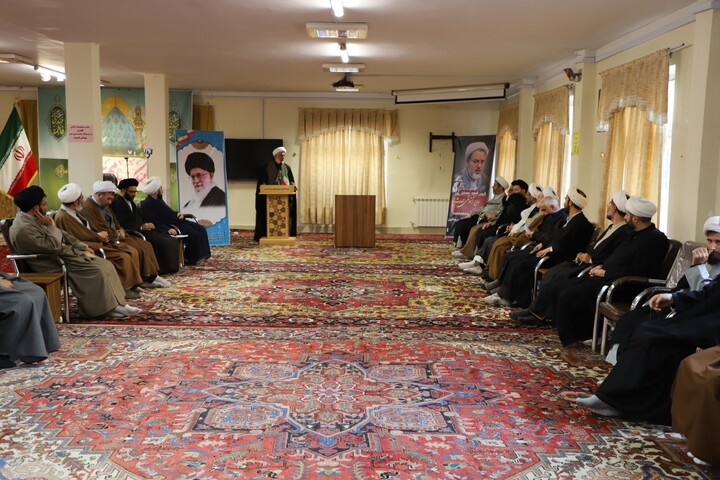 تصاویر / نشست طلاب جهادی و موکب‌داران حوزه‌های علمیه تبریز با نماینده آیت‌الله العظمی سیستانی