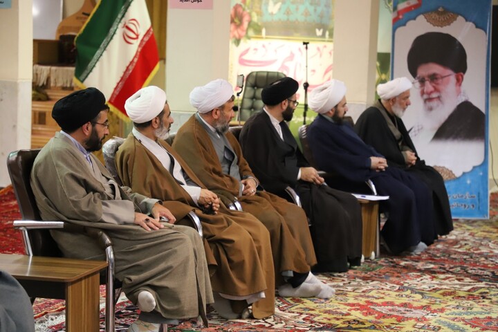 تصاویر / نشست طلاب جهادی و موکب‌داران حوزه‌های علمیه تبریز با نماینده آیت‌الله العظمی سیستانی