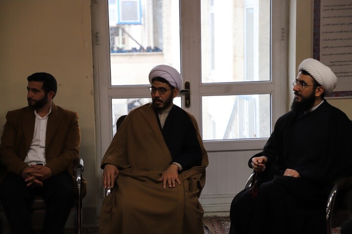 تصاویر / نشست طلاب جهادی و موکب‌داران حوزه‌های علمیه تبریز با نماینده آیت‌الله العظمی سیستانی